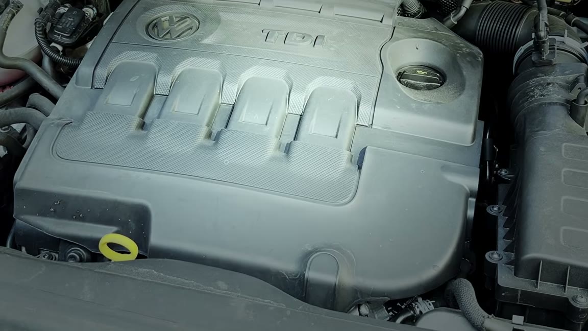 Tehnik CarAudit pregleduje rabljeno vozilo